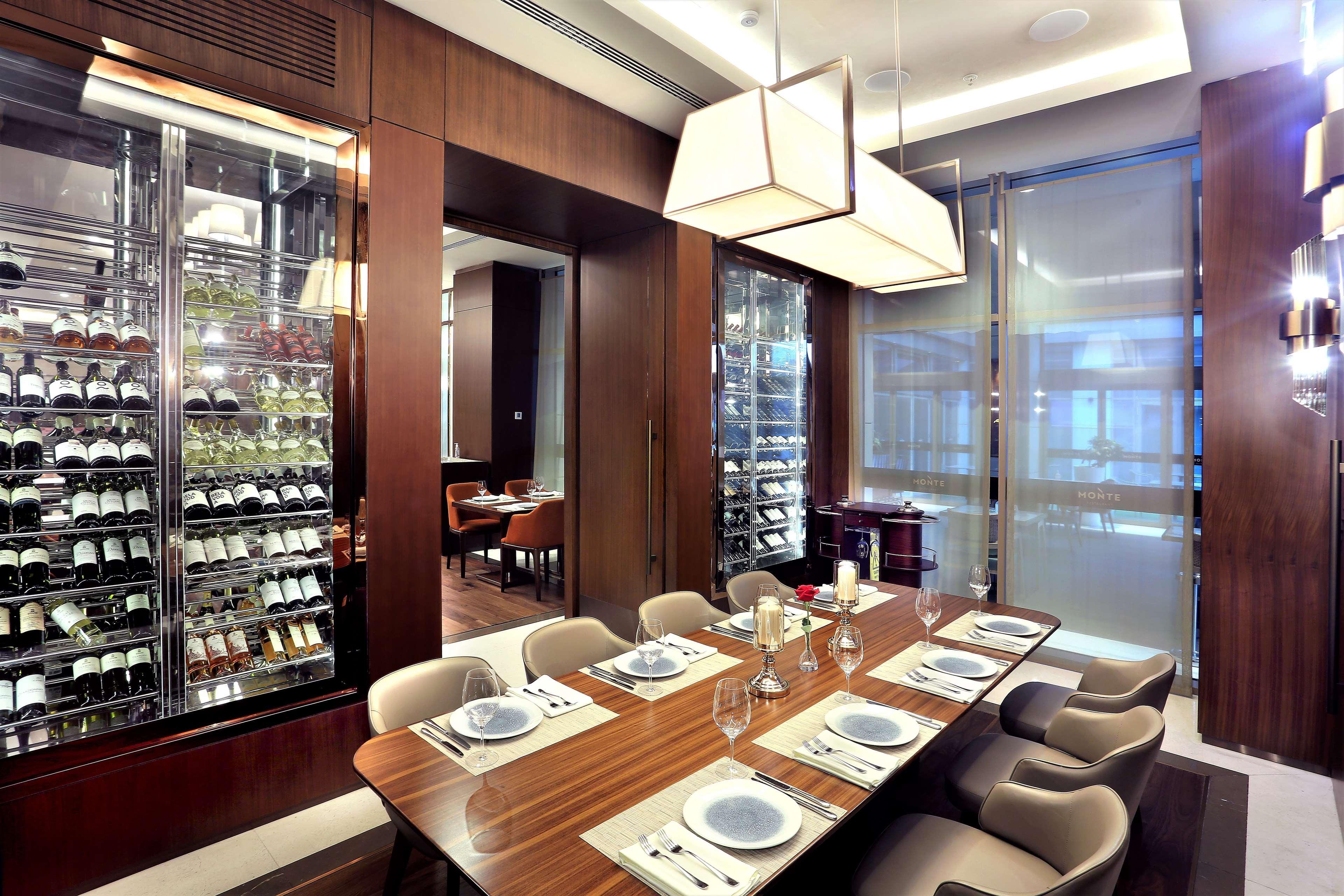 Готель Doubletree By Hilton Скоп'є Екстер'єр фото The interior of the restaurant