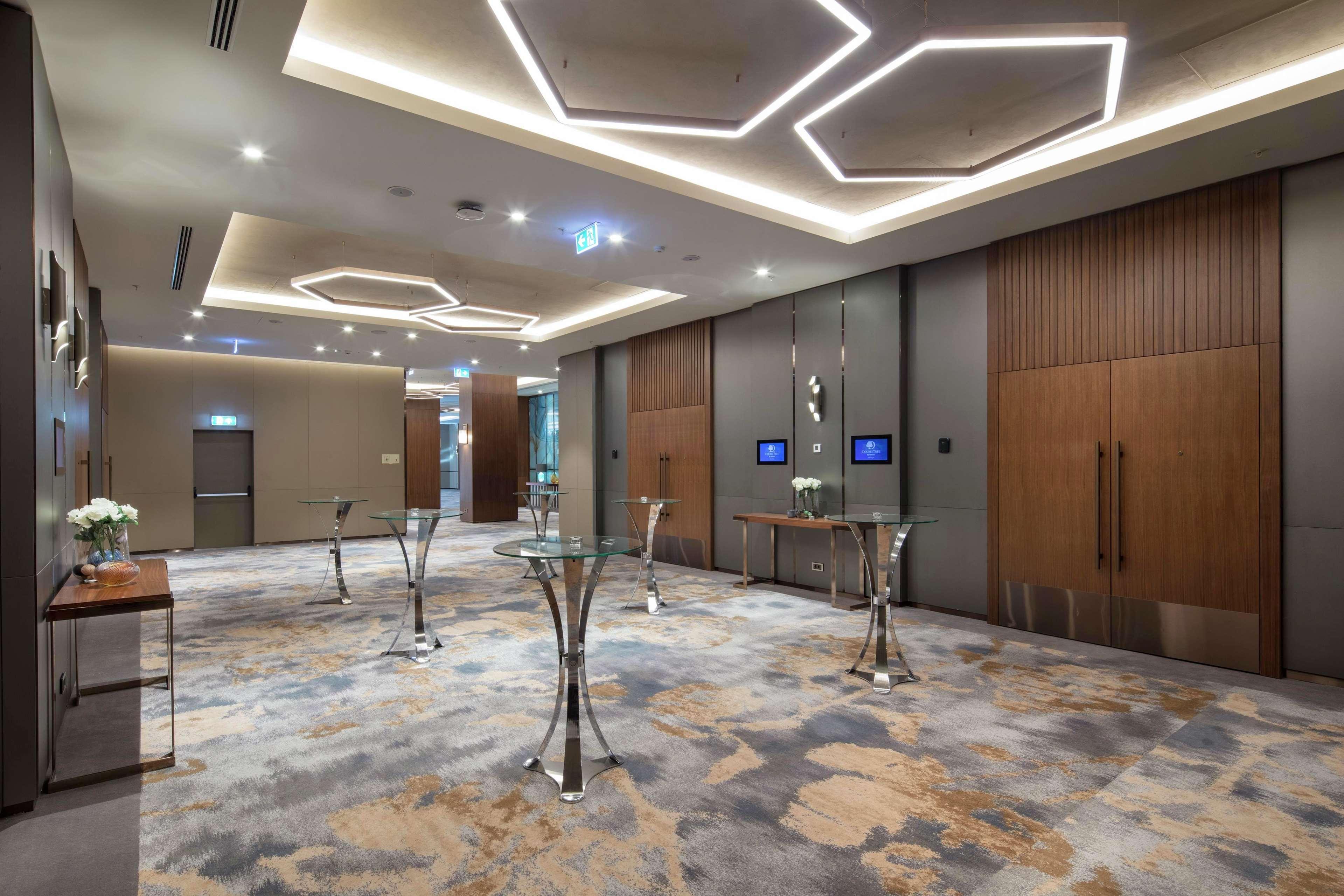 Готель Doubletree By Hilton Скоп'є Екстер'єр фото The lobby of the hotel