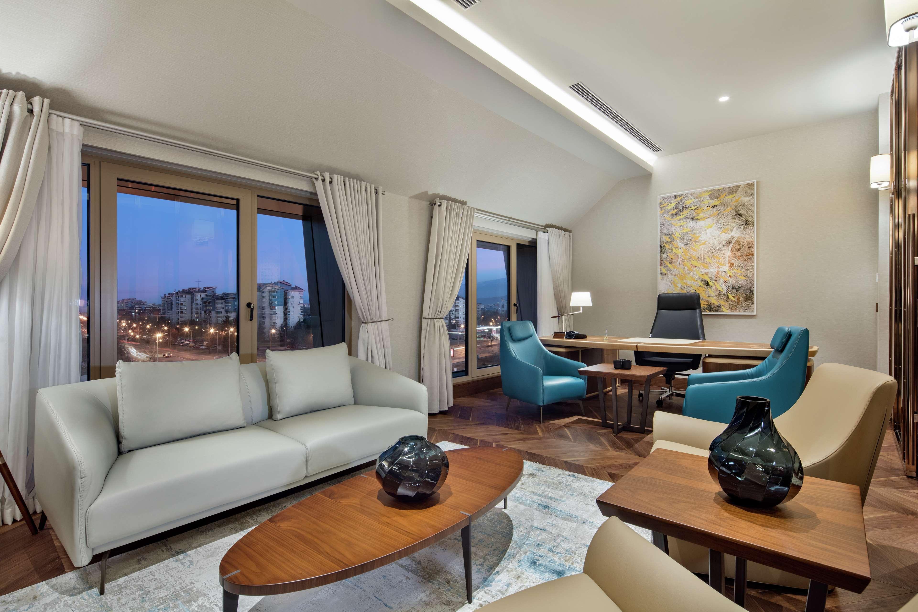 Готель Doubletree By Hilton Скоп'є Екстер'єр фото Office of the Prime Minister