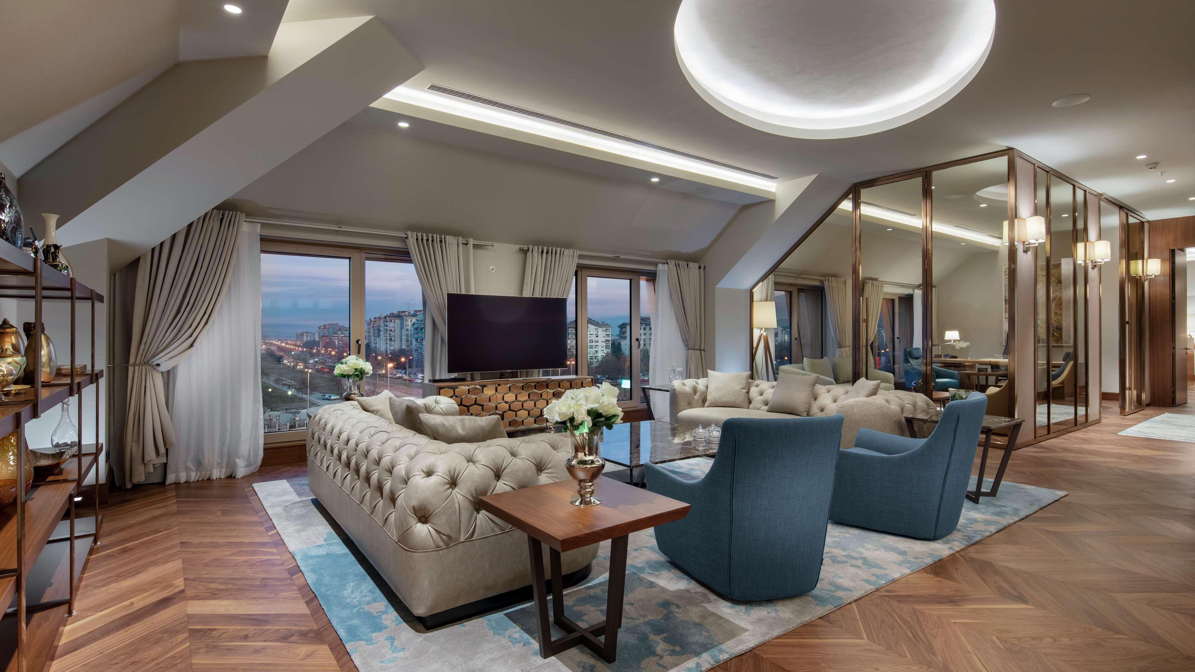 Готель Doubletree By Hilton Скоп'є Екстер'єр фото The living room of a suite at the hotel