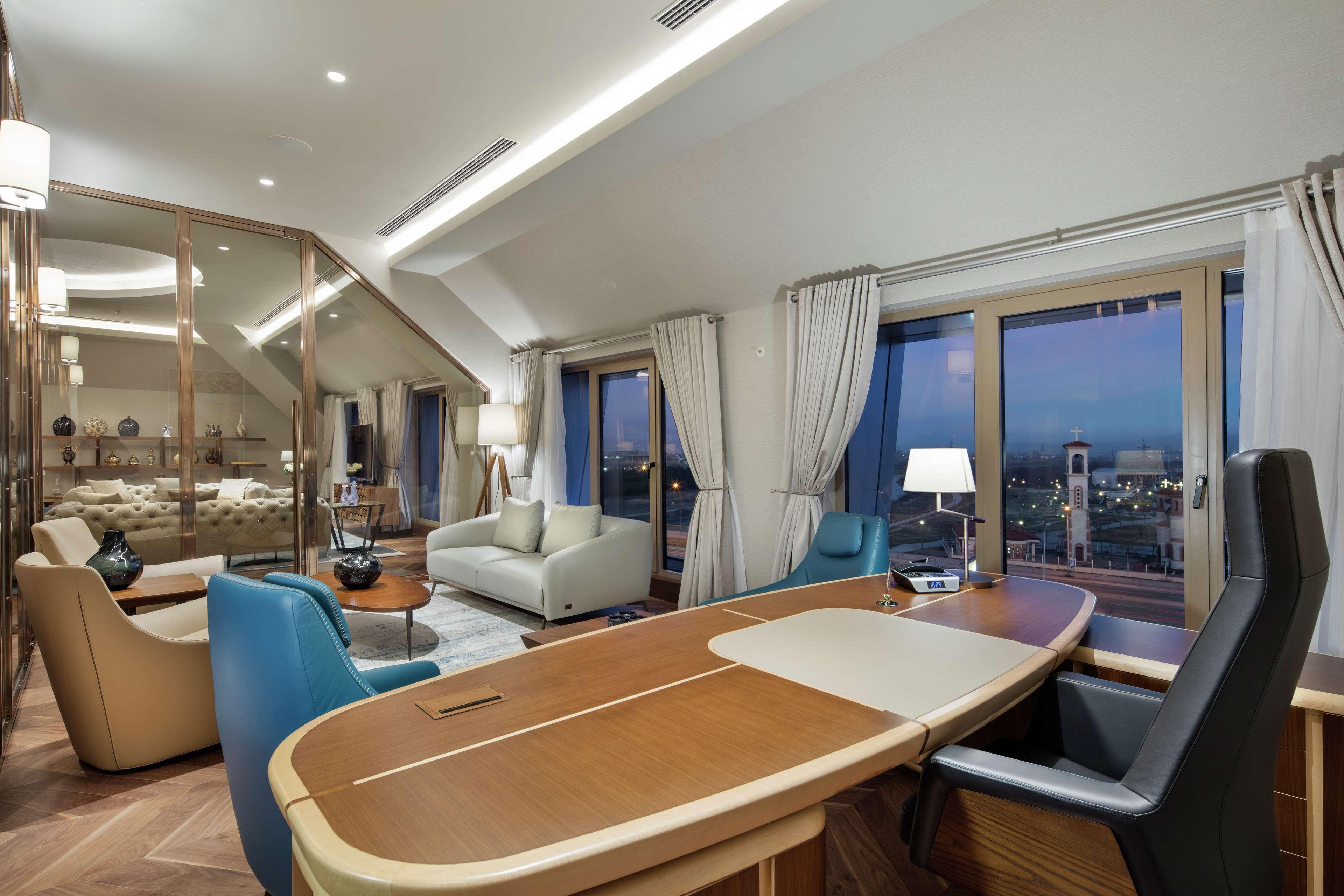 Готель Doubletree By Hilton Скоп'є Екстер'єр фото The interior of the presidential suite