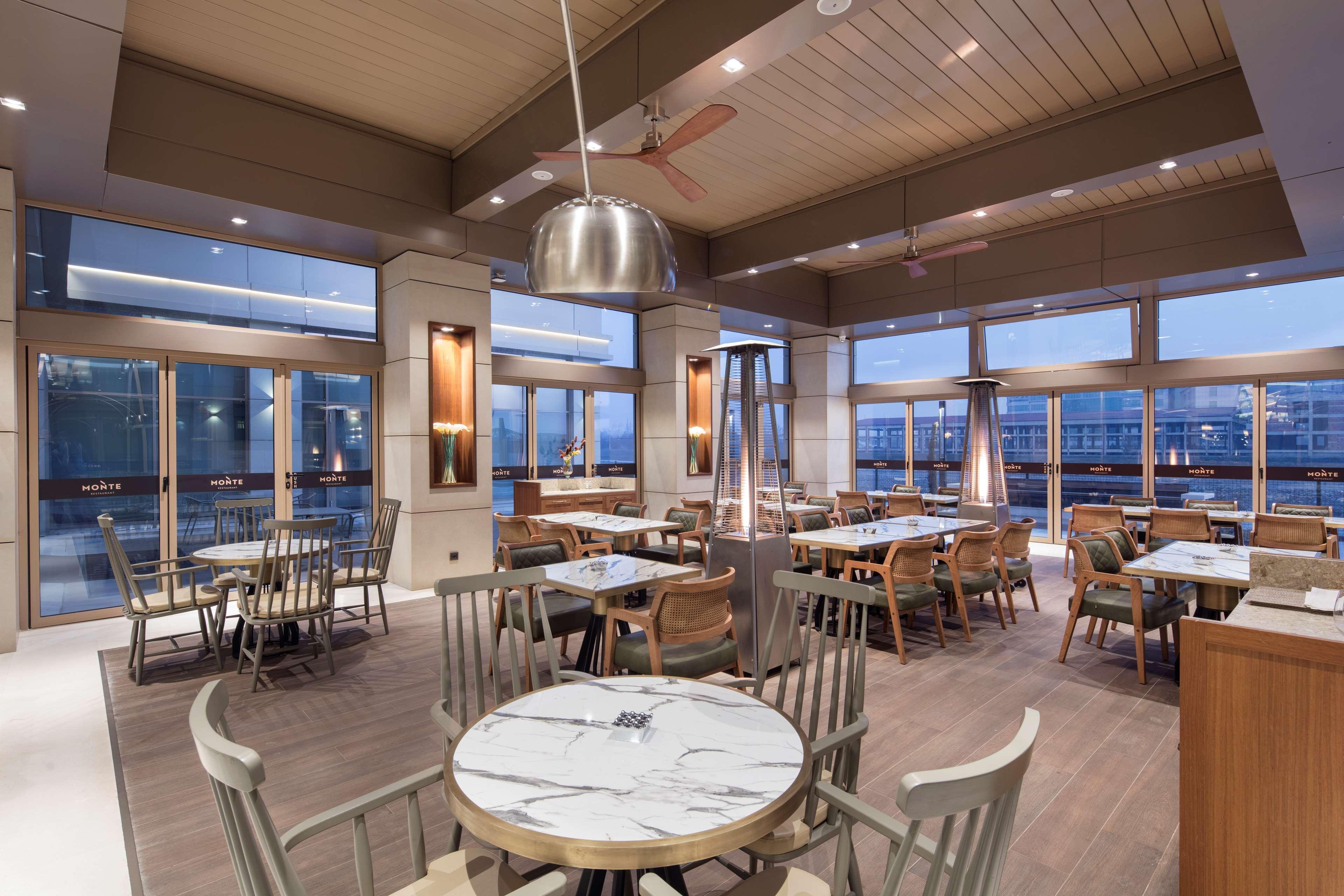 Готель Doubletree By Hilton Скоп'є Екстер'єр фото The restaurant
