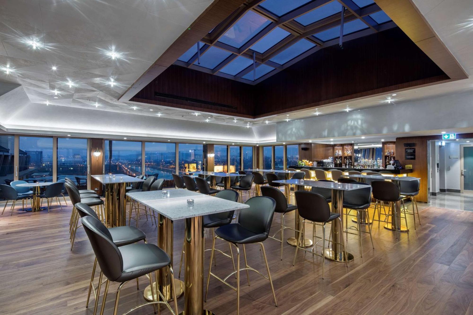 Готель Doubletree By Hilton Скоп'є Екстер'єр фото The Club lounge at London Heathrow Airport