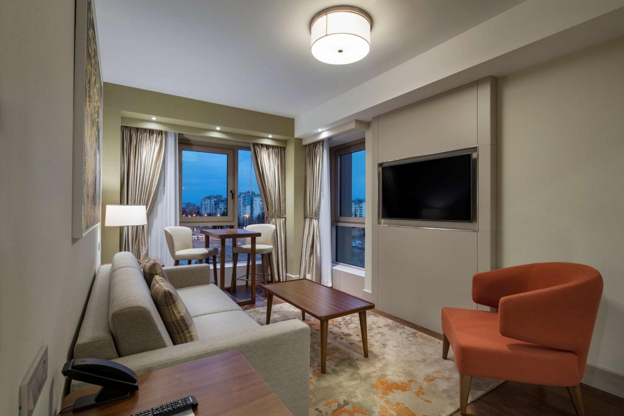Готель Doubletree By Hilton Скоп'є Екстер'єр фото Living room