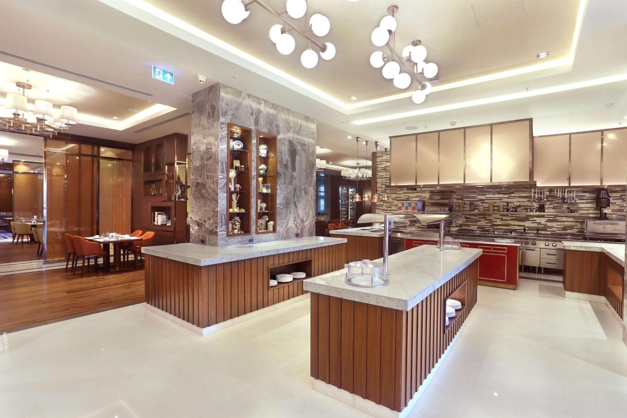 Готель Doubletree By Hilton Скоп'є Екстер'єр фото The kitchen at the restaurant